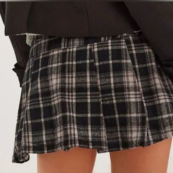 Free People Serena Micro Skort Mini Plaid Black Gray Size 4 NWT - Picture 2 of 12